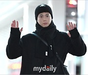 [MD포토] 박보검 '너무 추워 웃음이 안 나와요'