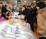 온누리상품권으로 수산물 구입하는 조승환-이영 장관