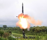 北, 고체 ICBM 도발… 尹 “압도적 대응”