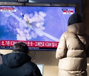 북한, ICBM 고각발사…한미 ‘핵작전 연습’ 합의 반발