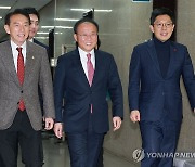 與 의원·당협위원장 연석회의…비대위원장 인선 논의