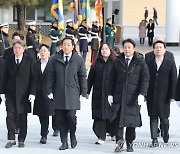 국립현충원 찾은 새로운선택 금태섭·조성주 대표