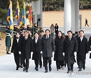 국립현충원 찾은 새로운선택 금태섭·조성주 대표