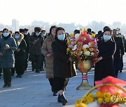 김일성·김정일 동상에 헌화하는 북한 주민들