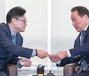 홍익표, 최태원 만나 "기업투자 활성화 제도 개선에 노력"