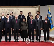 윤석열 대통령, 정형식 헌법재판관 임명장 수여식