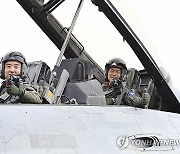 이영수 공군참모총장, KF-16 탑승해 영공방위태세 공중 점검