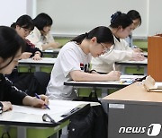 '성적 최상위' 한국 학생, 삶의 만족도는 '하위권'…부모가 원인?