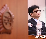 법사위서 미소 짓는 한동훈 장관