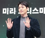 [포토] 김우빈, '포근한 인사'