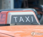 택시 안에서 흡연하던 20대, 휴게소 정차하자 택시 빼앗아 달아났다