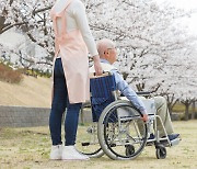 윤 대통령, 국민 부담 던다더니 “간병 서비스 시장으로 육성” 강조