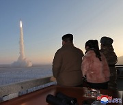 핑크 모피입고 김정은과 팔짱…‘ICBM 발사’도 같이 본 김주애