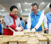 [포토] '긴급 비상식량 세트 제작' 봉사활동