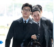 취재진 바라보는 한동훈 장관