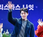 김우빈, 스윗한 손인사 [사진]