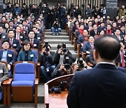 “수직적 당정, 또 지도부 내다 꽂는 모양새” “尹과 직접 소통… 당정 관계 바로잡을 것”