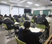 전국연합학력평가 시험 보는 고2 학생들