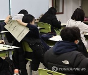 전국연합학력평가 시험 보는 고2 학생들