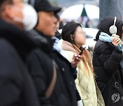 퇴근길 수도권 등 중부 곳곳 눈…낮 기온 오랜만에 '영상'