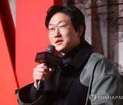 인사말하는 정동윤 감독