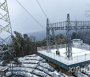 CHINA-ANHUI-SNOWY WEATHER-POWER TRANSMISSION LINES-MAINTENANCE WORKERS (CN)