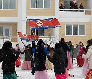 입사모임에서 벌어진 춤판…북한, 평양 농장에 살림집 완공