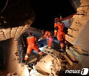 中 간쑤성 지진 사상자 875명…영하 날씨 속 구조작업 이어져