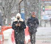 얼굴을 꽁꽁 싸매고