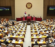 과도 추심 금지·채무 조정 제도화…개인채무자보호법 국회 통과