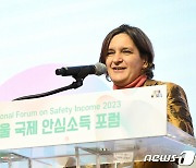 기조연설하는 노벨상 수상자 뒤플로 교수