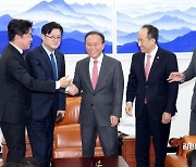 [포토] 여야, 2024년 예산안 합의…21일 본회의 처리