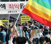 ‘동성커플 축복’ 목사, 국내선 출교 처분