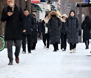 밤새 내린 눈, 출근길 나선 시민들… “대란 피해 일찍 나왔다”