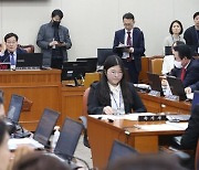 野, 공공의대법·지역의사제 국회 상임위 강행 통과…복지부 "유감"