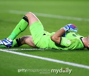 도발 세리머니→어깨빵→보복→멱살잡이→퇴장! 축구야? 격투기야? '괴짜 GK' 에밀신도 당황한 '싸움 축구'