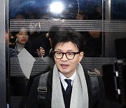 취재진에 둘러 싸인 한동훈 장관