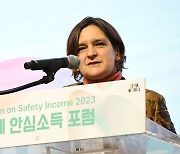 기조연설 하는 에스테르 뒤플로 교수