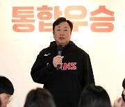 통합우승 공약으로 팬들 만난 차명석 단장 [사진]