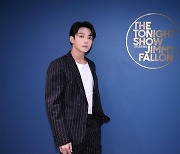 BTS 정국, 입대 후에도 폭풍 인기···'스탠딩 넥스트 투 유'  빌도드 순위가