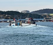 포항 앞바다 침수 어선, 해경·민간구조선 덕에 안전 입항