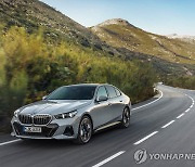 BMW i5, 올해 가장 안전한 車…기아EV9·벤츠C300 '우수차' 선정