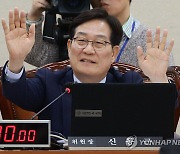 중재하는 신동근 위원장