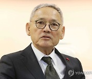 인터뷰하는 유인촌 장관