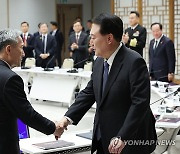 김관진 국방혁신위 부위원장과 악수하는 윤석열 대통령