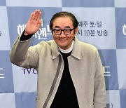 [TEN포토]김홍파 '따뜻한 인사'