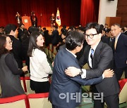 [포토]법무부 직원들과 인사 나누는 한동훈 장관