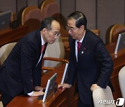 한덕수 총리와 추경호 부총리 '본회의장 대화'