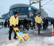 제설작업하는 박병규 광주 광산구청장