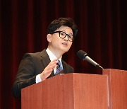 [속보] 한동훈 "9회말엔 후회 없이 휘둘러야"…비대위원장 수락 이유